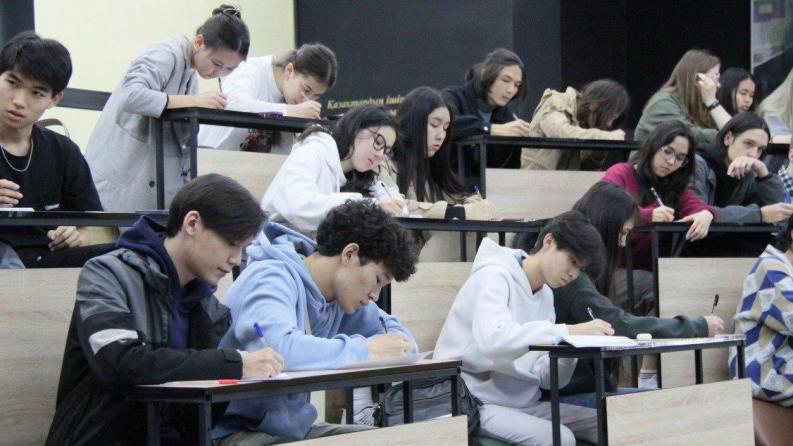 Сәтбаев Университетінің студенттері жалпыұлттық диктант жазу шарасына қатысты