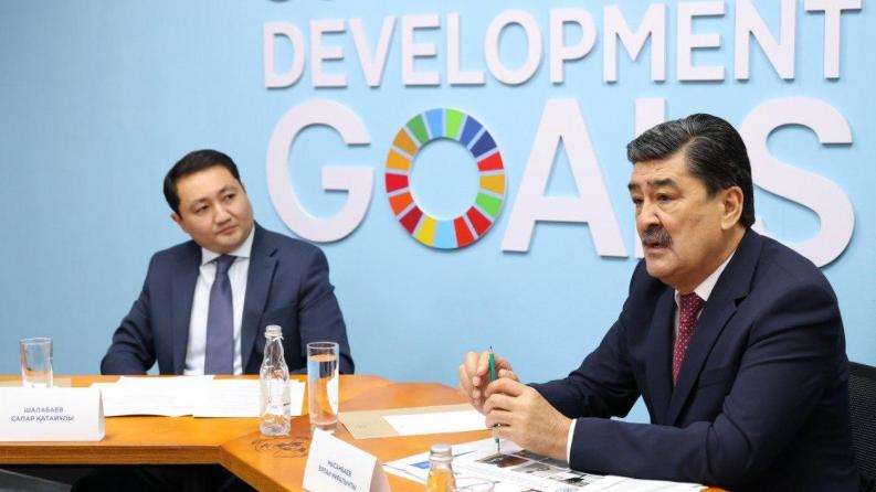 Сәтбаев Университетінің ғалымдары Экология және табиғи ресурстар министрі Ерлан Нысанбаевқа экология жөніндегі жобаларын көрсетті