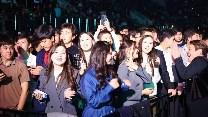 In honor of 180th anniversary of Abai Kunanbayev, Satbayev University students sang "Kozimnin karassy" at “Student Dedication” ceremony