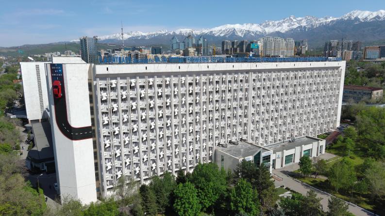 Сәтбаев университетінде &laquo;Таза Қазақстан&raquo; акциясына арналған плакаттар көрмесі ашылды