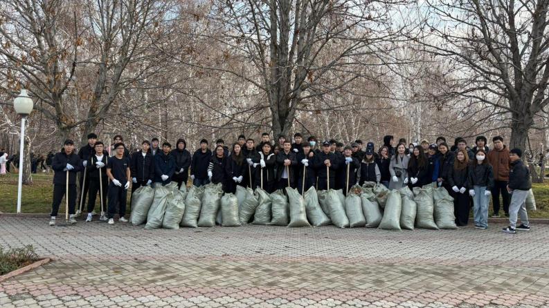 Сәтбаев университетінің студенттері қалалық саябақты тазалауға қатысты