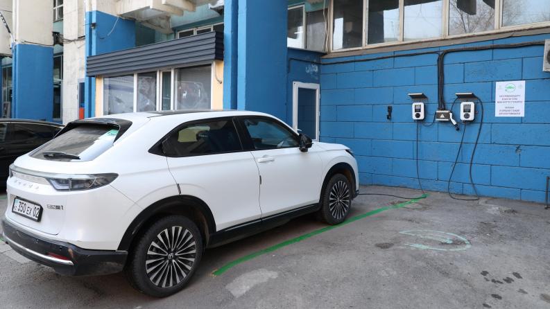 В Satbayev University открыта очередная автостоянка с зарядными станциями для электромобилей