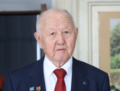 Б. Ракишев
