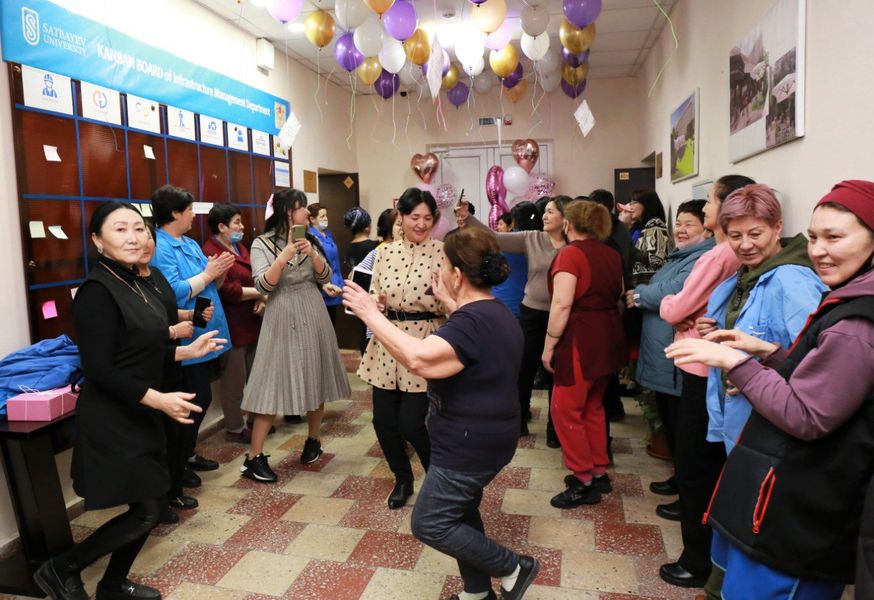 Мужчины Satbayev University поздравили женщин университета с Международным женским днем
