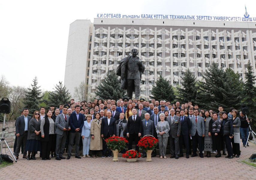 В честь Дня науки в Satbayev University состоялось торжественное возложение цветов к подножию памятника Каныша Сатпаева