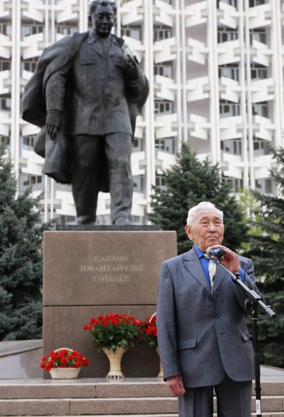 В честь Дня науки в Satbayev University состоялось торжественное возложение цветов к подножию памятника Каныша Сатпаева