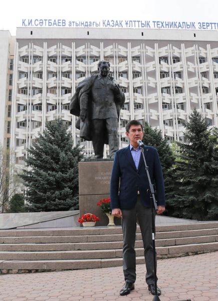 В честь Дня науки в Satbayev University состоялось торжественное возложение цветов к подножию памятника Каныша Сатпаева