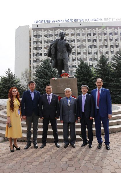 В честь Дня науки в Satbayev University состоялось торжественное возложение цветов к подножию памятника Каныша Сатпаева