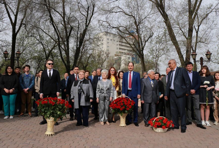 В честь Дня науки в Satbayev University состоялось торжественное возложение цветов к подножию памятника Каныша Сатпаева