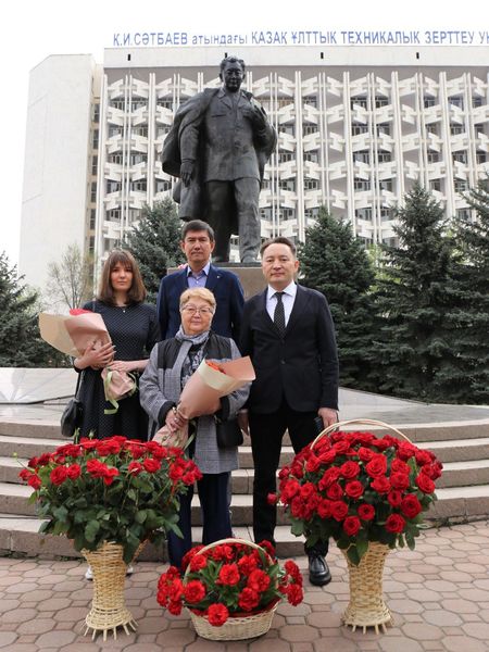 В честь Дня науки в Satbayev University состоялось торжественное возложение цветов к подножию памятника Каныша Сатпаева