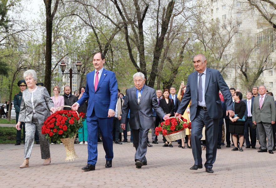 В честь Дня науки в Satbayev University состоялось торжественное возложение цветов к подножию памятника Каныша Сатпаева