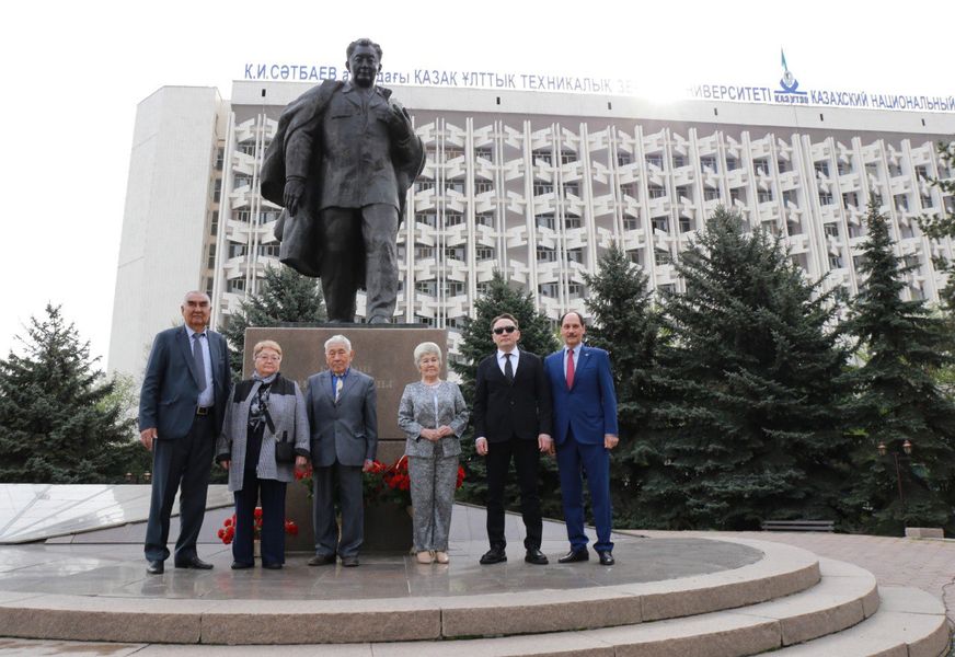В честь Дня науки в Satbayev University состоялось торжественное возложение цветов к подножию памятника Каныша Сатпаева