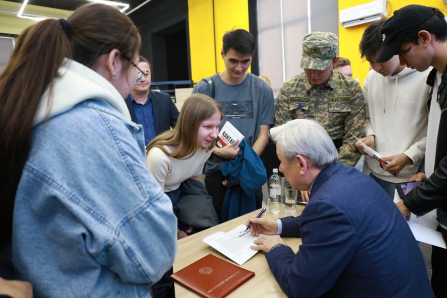 Жақсыбек Күлекеев Сәтбаев университетіне келді 