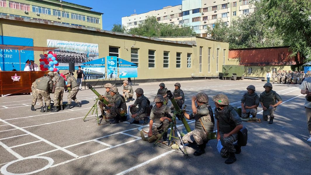 Әскери іс институтының түлектері – запастағы сержанттар ант қабылдады
