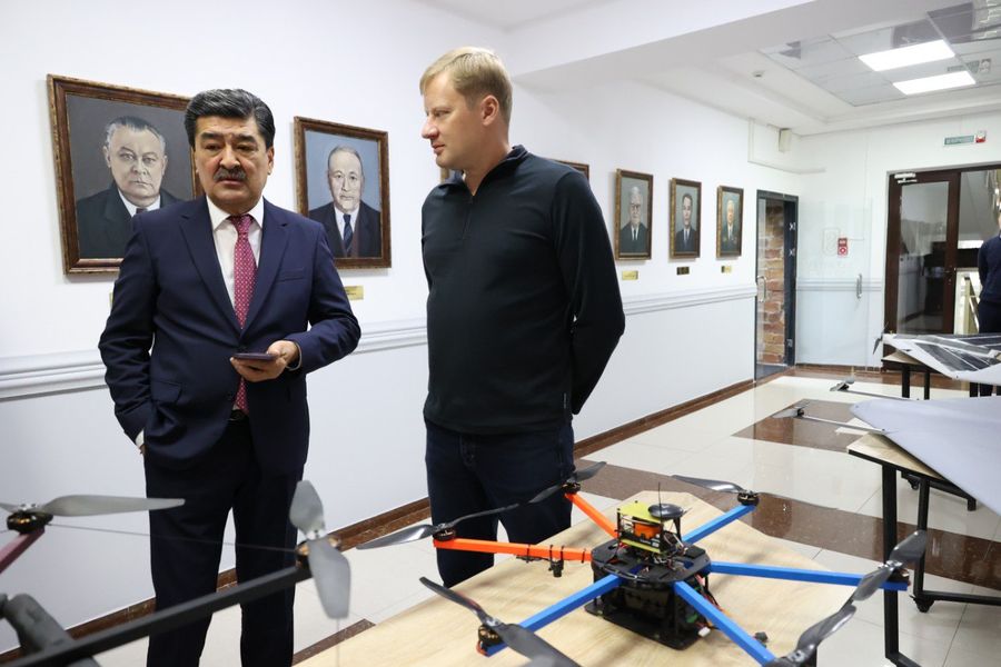 Сәтбаев Университетінің ғалымдары Экология және табиғи ресурстар министрі Ерлан Нысанбаевқа экология жөніндегі жобаларын көрсетті