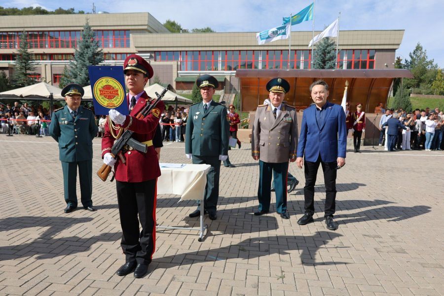 Сәтбаев Университеті «Арыстан» лицейіне оқу үшін екі дрон сыйға тартты