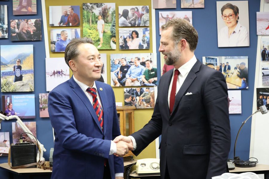 Мейрам Бегентаев Канада Елшісі Алану Хэмсонды Сәтбаев университетінің мүмкіндіктерімен таныстырды 