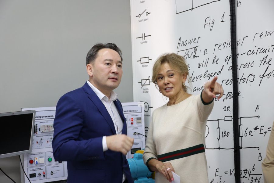 Біздің әкеміз еңбек еткен зертхана: Сәтбаев Университетінде Нариман Қожасбаев атындағы аудитория ашылды