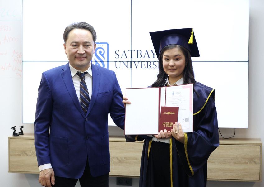 Сәтбаев Университеті ғылымға аяқ басқан жас PhD докторларын құттықтады