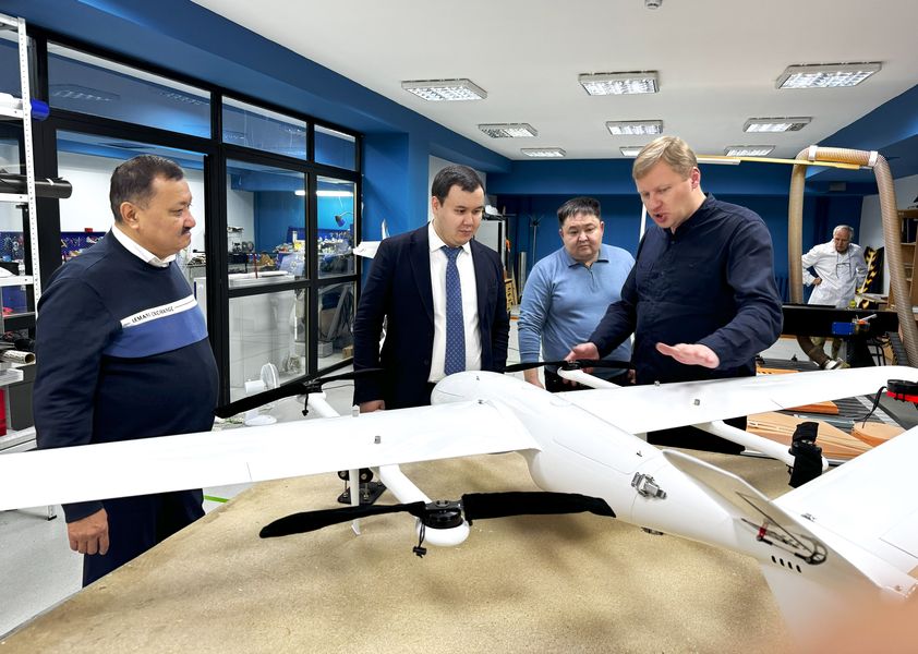 Ғылым қорының Басқарма төрағасы инновациялық жобалармен танысу үшін Сәтбаев Университетіне келді