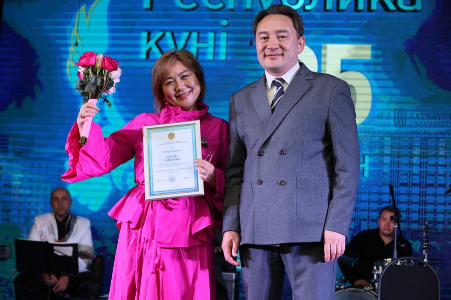 Ғылым мен бірліктің рухымен шабыттанған: Республика күні қарсаңында Сәтбаев университетінде мерекелік концерт өтті